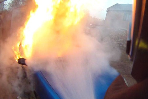 Naložil dieťa do auta a skolaboval. Zo šľahajúcich plameňov oboch zachránil sused