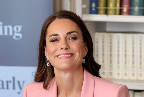 Kate v nohavicovom kostýme