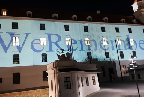 Vysvietenie hradu na pamiatku obetí holokaustu