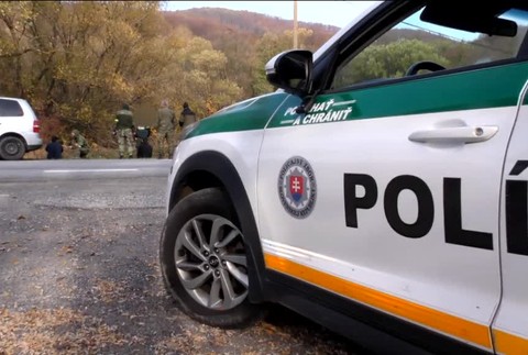 [multi] N 17 12 migrantov v osobnom aute 2270