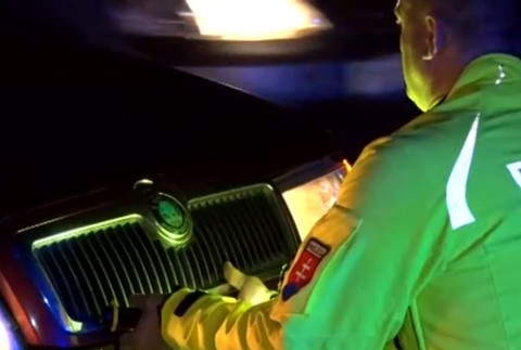 Vodič sa chodcovi nemal šancu vyhnúť. Obyvatelia osady tvrdia, že to nie je prvý prípad