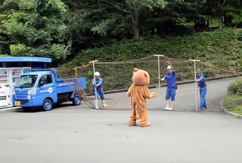 VIDEO: Japonskí pracovníci Zoo nacvičovali útek leva. Ľudia sa bavia na reakcii skutočných levov