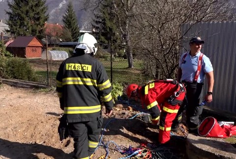 [multi] Hasiči zachraňovali psíka, ktorý spadol do hlbokej studne. Museli sa k nemu zlaniť 29