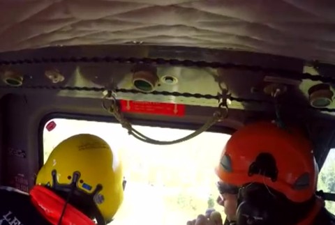 Záchranári zasahovali pri páde paraglajdistu