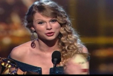 Grammy-taylor swift prebera cenu, mikrofon