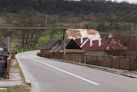 Lebky na zastávke mal na svedomí len 16-ročný mladík. Za hanobenie mŕtveho mu hrozí trest2806