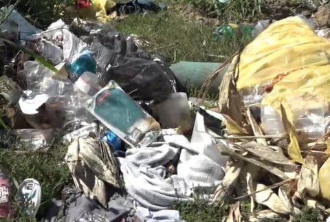 Rodina bez hanby vyhadzovala smeti rovno z auta.