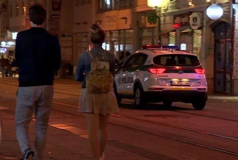 Nepočujúceho muža kopol do hlavy. Policajti zasahovali na Obchodnej pri dvoch agresívnych útokoch