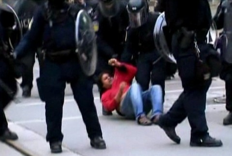 policajti kanada drzia muza, protestujuci