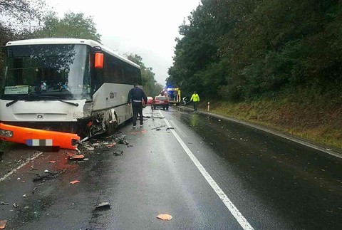 Na východe Slovenska sa zrazil autobus s osobným vozidlom