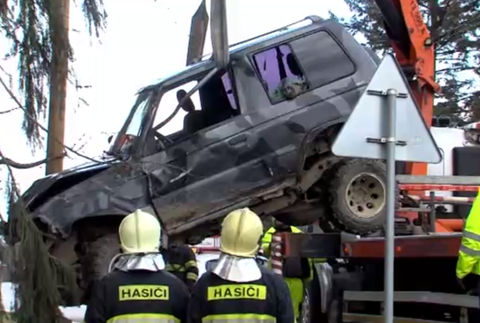 Muž z neznámych príčin zišiel z cesty, neprežil náraz do stromu 