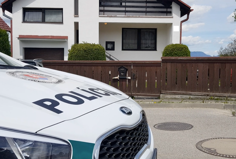 V záhrade domu našli obhorené telo