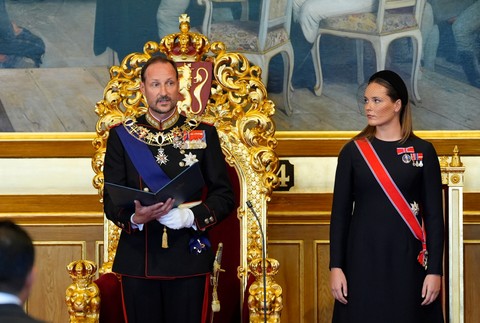 Haakon VIII skladá prísahu