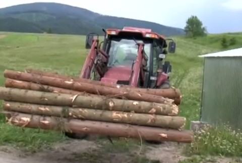 Vďaka polámaným vrcholcom stromov  budú mať desiatky dôchodcov teplo zadarmo