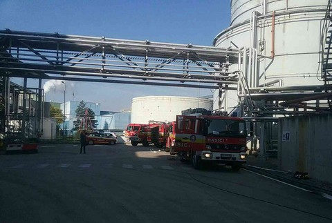 V Leopoldove uniká nebezpečná látka, ľudí z areálu hasiči evakuovali