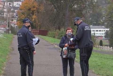 Policajti začali s kontrolami aj na cintorínoch. 