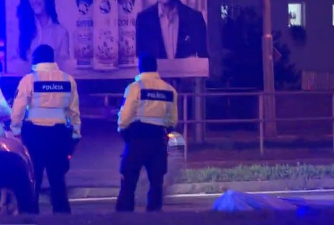 Na Zlatých pieskoch zrazilo chodca auto. 