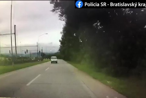 VIDEO: Policajti zišli z cesty a nabúrali. Ich pohotový zákrok zabránil nehode