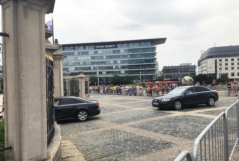 Prezident Andrej Kiska sa lúči s prezidentským palácom prehliadkou čestnej stráže