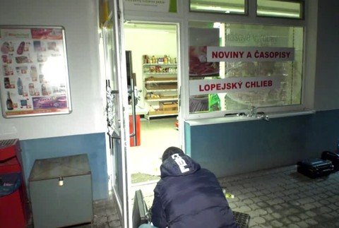 Krčma plná zákazníkov, ale svedok ani jeden. Zlodeji ukradli bankomat bez povšimnutia