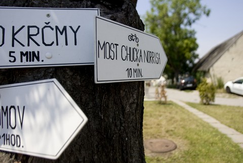 Chuck Norris_most_Bratislava_nápis_šípka_smer