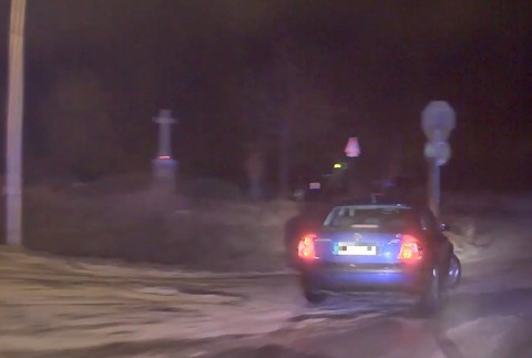 Vodič nereagoval ani na varovné výstrely policajtov. Zastavila ho až priekopa