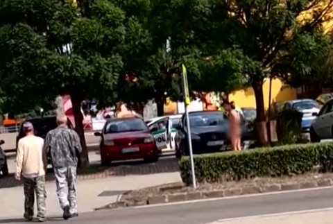 Po ulici sa prechádzal nahý muž.