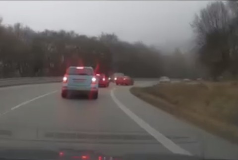 VIDEO: Karma je zdarma. Tak komentovala polícia vodiča, ktorý ohrozoval ostatných a následne nabúral