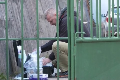 muž bodol školáčky