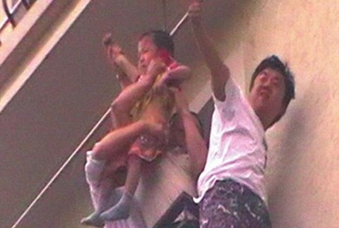 Chlapček vypadol z balkóna, Čína, klimatizácia