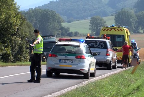 Motorkár skončil v priekope po tom, ako mu do cesty vbehlo zviera. Pomohli mu až pracovníci odťahovky