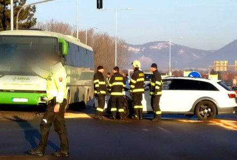 Polícia rieši kurióznu zrážku autobusu s autom. Jeden z vodičov ale nebol triezvy