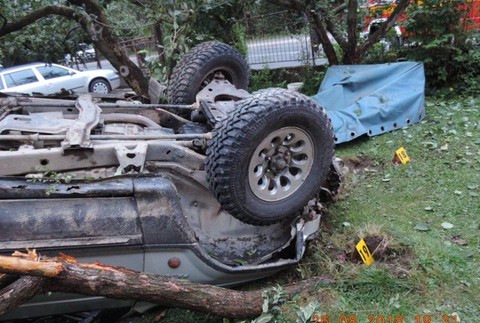 Automobil skončil prevrátený na streche