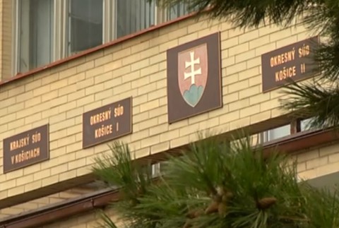 Muž údajne dobil na smrť družku fľašou. Kľúčový svedok sa ale ukázal ako nepoužiteľný