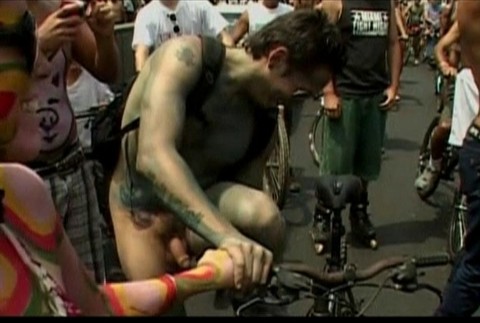 nahaci v Peru chlap s pipikom na bicykli 2