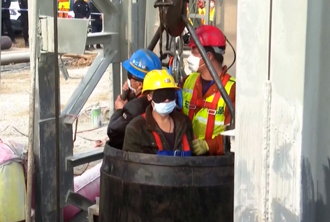 Záchranárom sa podarilo vyslobodiť baníkov, ktorí uviazli stovky metrov pod zemou 