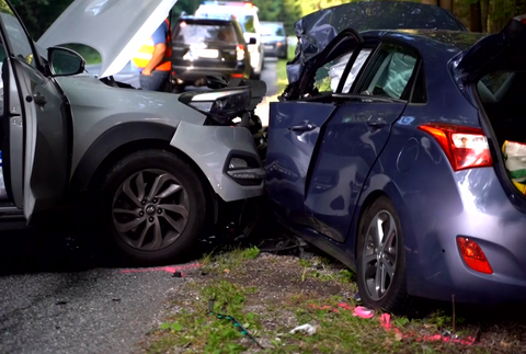 Vážna dopravná nehoda pre kŕč v nohe. Vodička vošla do protismeru aj s dvoma deťmi v aute