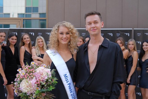 Miss Press 2021 - Júlia Ivanová a riaditeľ súťaže Miss Slovensko - Michael Kováčik