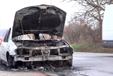 Predvianočné nákupy im zmaril požiar auta. Horieť začalo počas jazdy