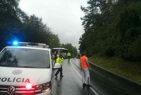 Na východe Slovenska sa zrazil autobus s osobným vozidlom