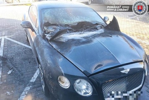 V Bratislave zhoreli luxusné autá.