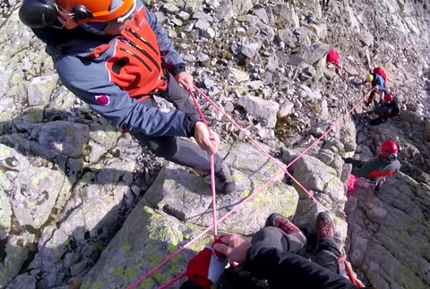 Záchranná akcia vo Vysokých Tatrách. Uvoľnená skala dostala horolezcov do problému