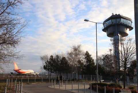 Čínske lietadlo pristalo. Nakladanie zdravotníckeho materiálu bude trvať niekoľko hodín