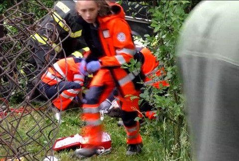 Dodávku po zrážke s vlakom odhodilo. Z chodníka zmietla mladú ženu350