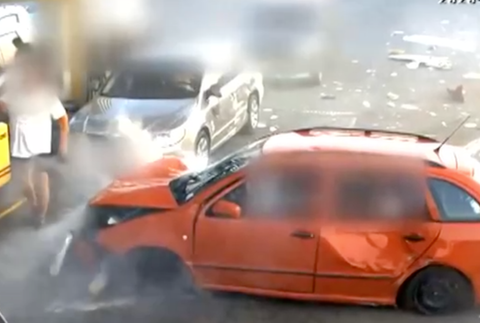 Hrozivo vyzerajúca nehoda na čerpacej stanici