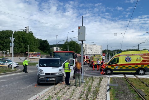 Nehoda MHD a dodávky na Karloveskej v Bratislave 
