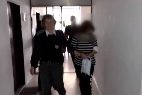 Na majiteľku obchodu zaútočila panvicou 