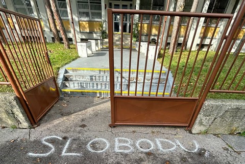 Kriedové nápisy na chodníku 