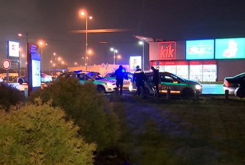 Cestná kontrola sa zmenila na policajný zásah. Okolo auta vodiča boli vrecúška
