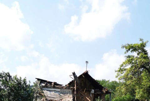 Na strednom Slovensku sa zrútil dom. Hasiči prehľadávajú sutiny